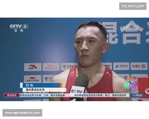 刘伟拳台跪别职业生涯,叠好战袍亲吻赛场 刘伟拳台跪别职业生涯,叠好战袍亲吻赛场