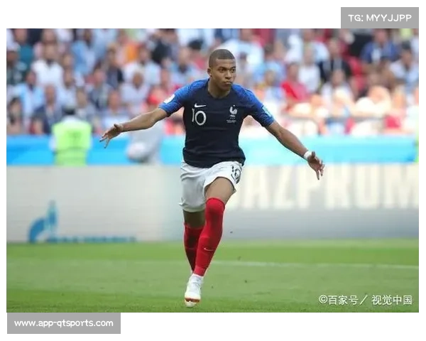 姆巴佩进球后指向皇马队徽,伯纳乌观众起立鼓掌 姆巴佩进球后指向皇马队徽,伯纳乌观众起立鼓掌